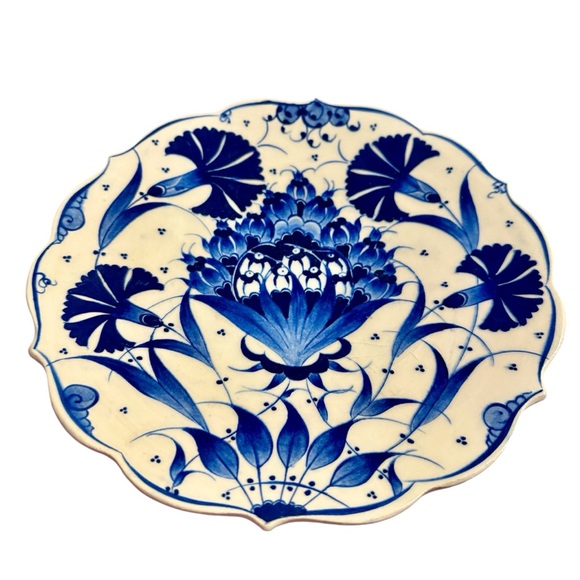 Hand painted blue and white Turkish Ceramic wall hanging/ Plate. Iznik Nicaea. - Picture 2 of 3